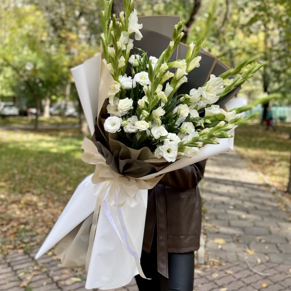 Большой букет из белых гладиолусов с эустомой