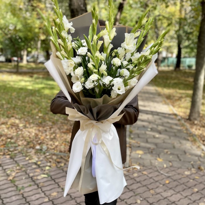 Большой букет из белых гладиолусов с эустомой