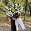 Большой букет из белых гладиолусов с эустомой