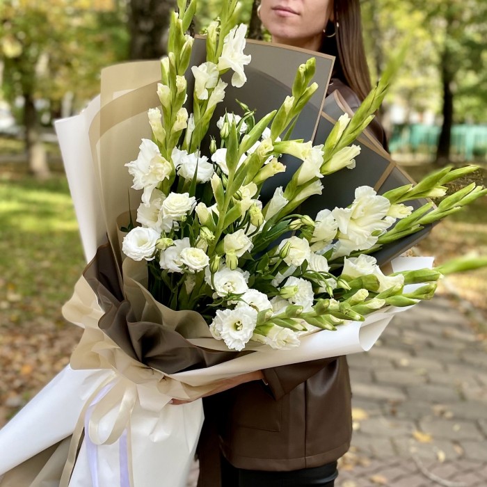 Большой букет из белых гладиолусов с эустомой