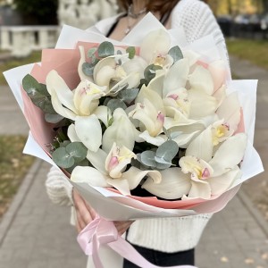 Букет из белых орхидей с эвкалиптом Букет из белых орхидей с эвкалиптом