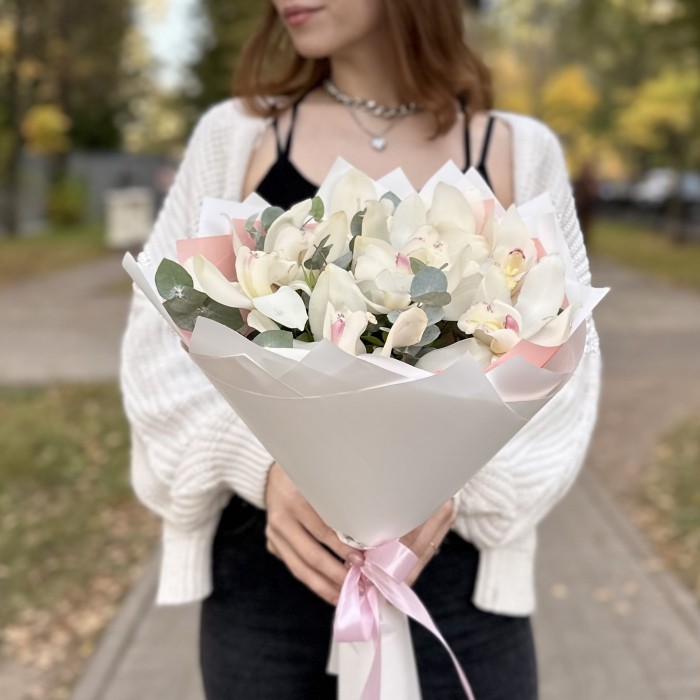 Букет из белых орхидей с эвкалиптом