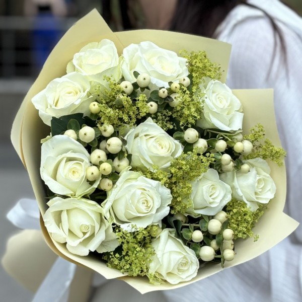 Букет из 11 белых роз и гиперикума