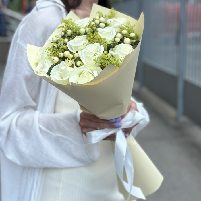 Букет из 11 белых роз и гиперикума