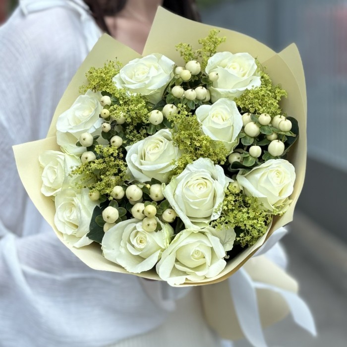 Букет из 11 белых роз и гиперикума