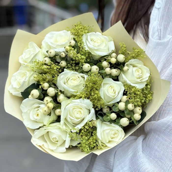 Букет из 11 белых роз и гиперикума
