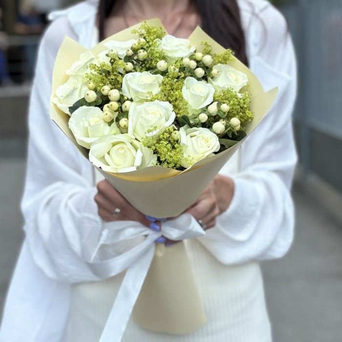 Букет из 11 белых роз и гиперикума