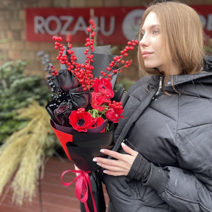 Букет из черных роз с анемоном