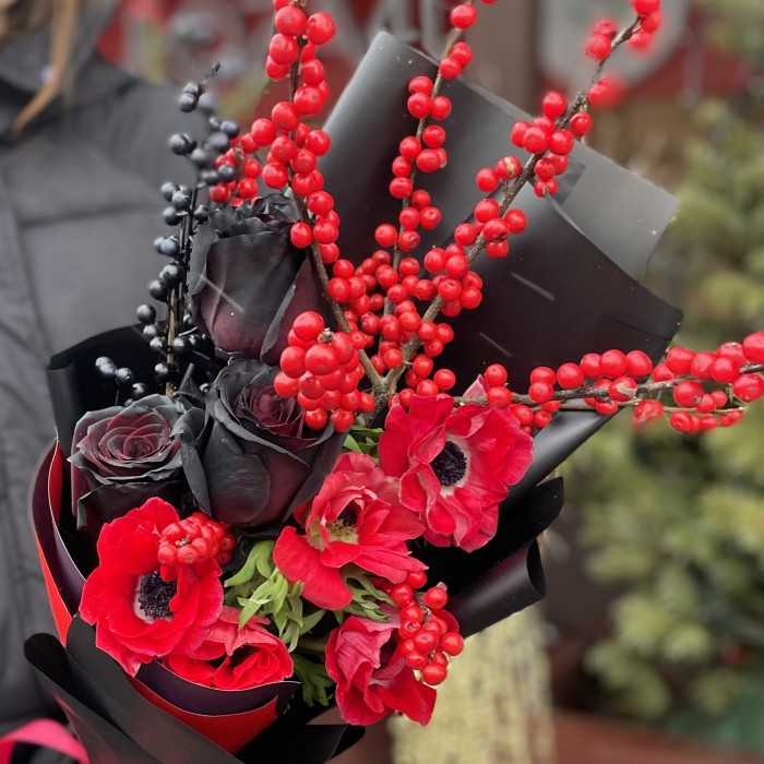 Букет из черных роз с анемоном