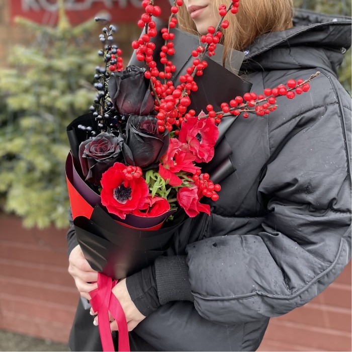 Букет из черных роз с анемоном