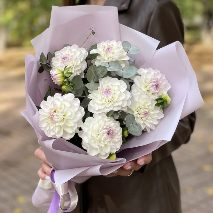 Букет из георгин с эвкалиптом