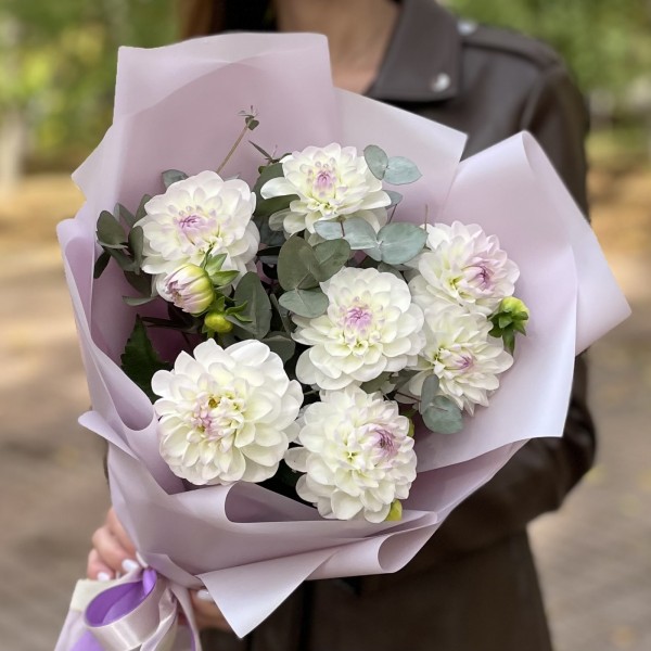 Букет из георгин с эвкалиптом