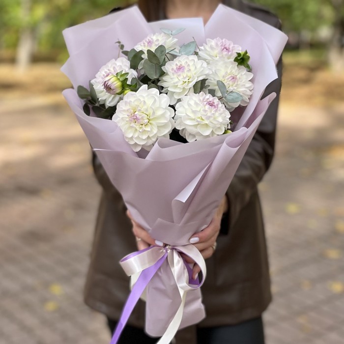 Букет из георгин с эвкалиптом