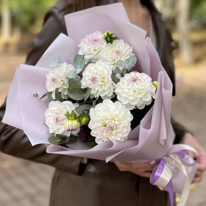 Букет из георгин с эвкалиптом