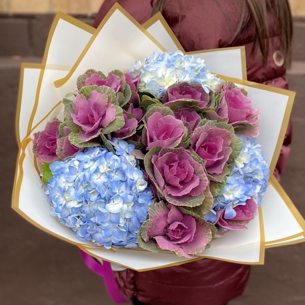 Букет из голубой гортензии с брассикой