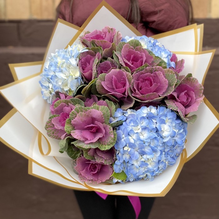 Букет из голубой гортензии с брассикой