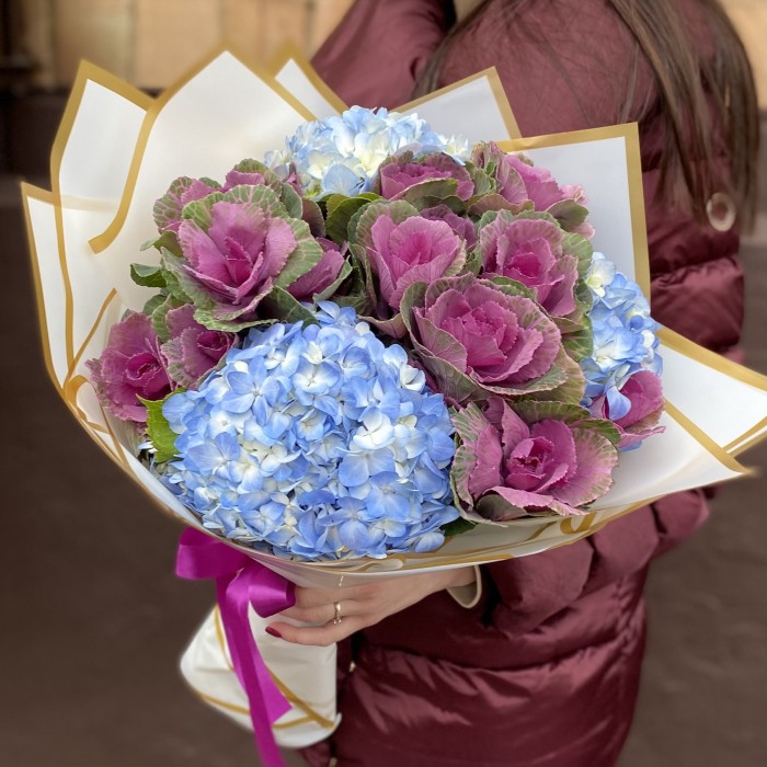 Букет из голубой гортензии с брассикой