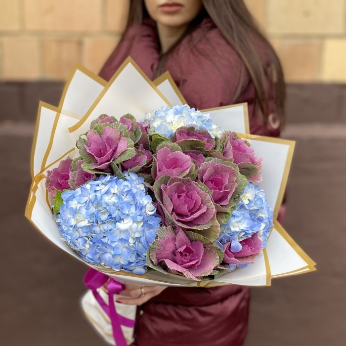 Букет из голубой гортензии с брассикой