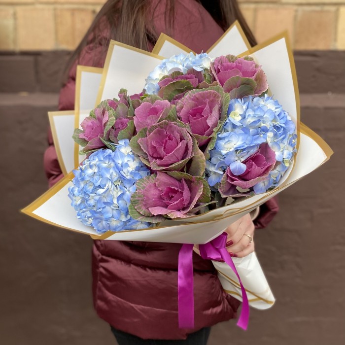 Букет из голубой гортензии с брассикой