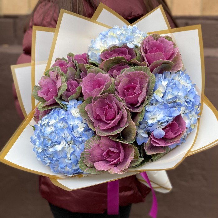 Букет из голубой гортензии с брассикой