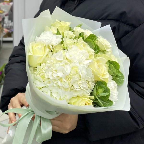 Букет из гортензии с розами и гвоздиками