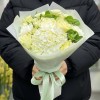 Букет из гортензии с розами и гвоздиками