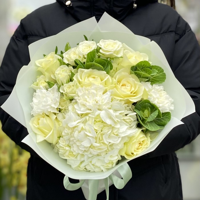 Букет из гортензии с розами и гвоздиками