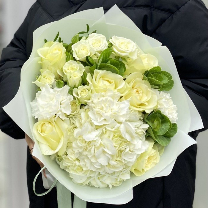 Букет из гортензии с розами и гвоздиками