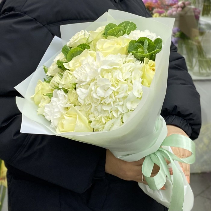 Букет из гортензии с розами и гвоздиками