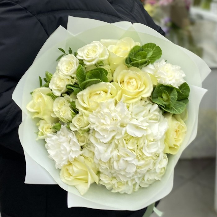 Букет из гортензии с розами и гвоздиками