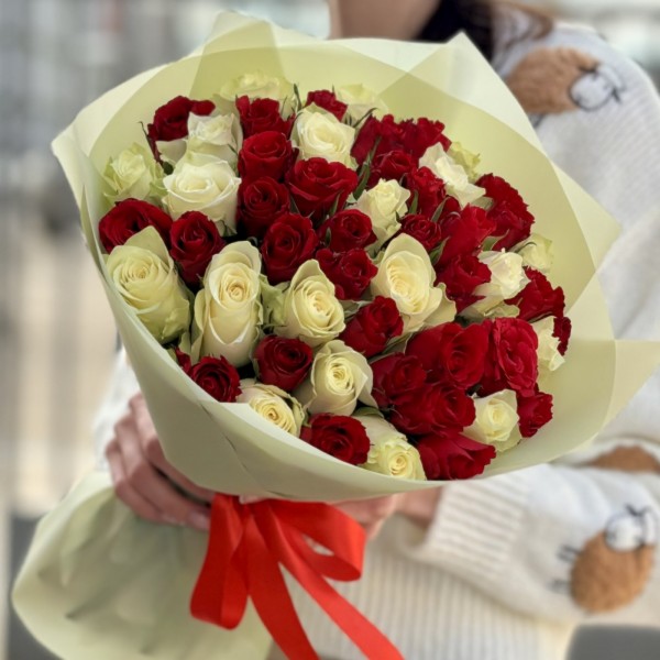 Букет из красных и белых роз