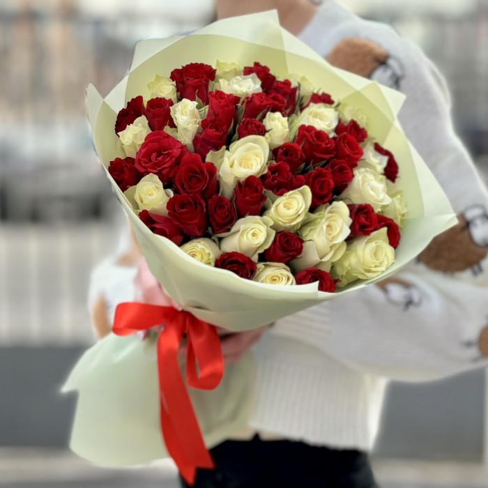 Букет из красных и белых роз