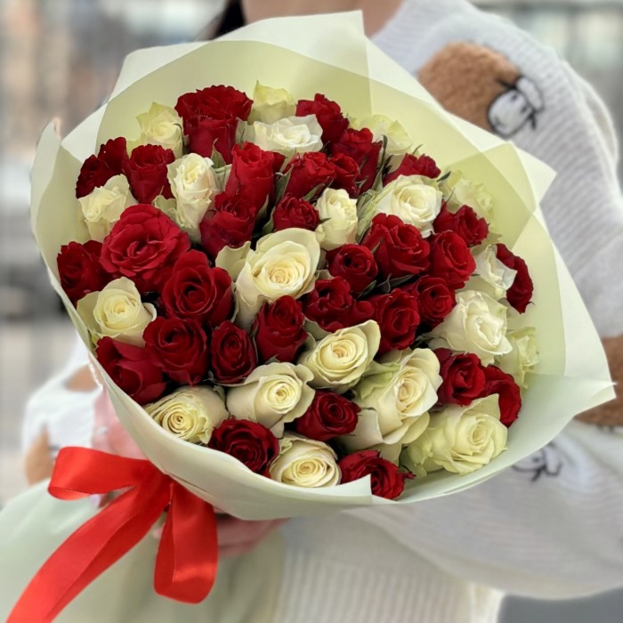 Букет из красных и белых роз