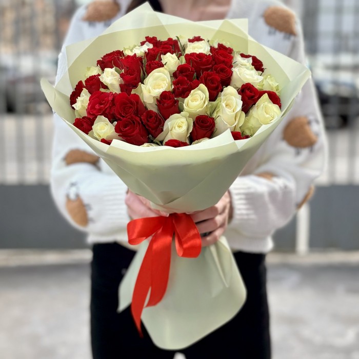Букет из красных и белых роз