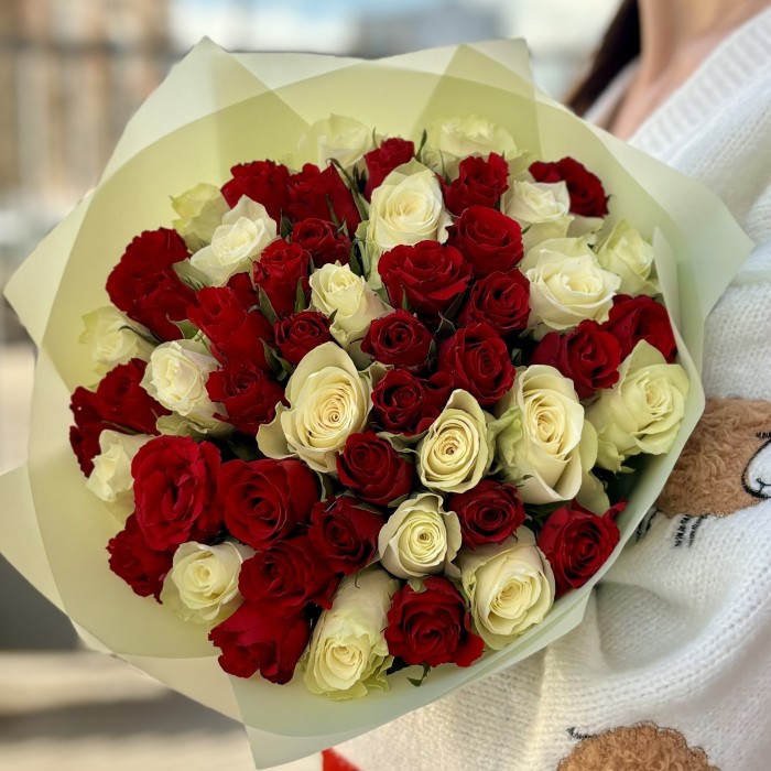 Букет из красных и белых роз