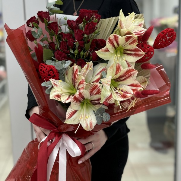 Букет из красных роз Вельвет Блоссом с амариллисом