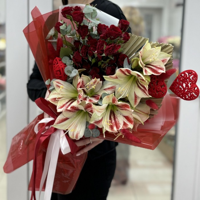 Букет из красных роз Вельвет Блоссом с амариллисом