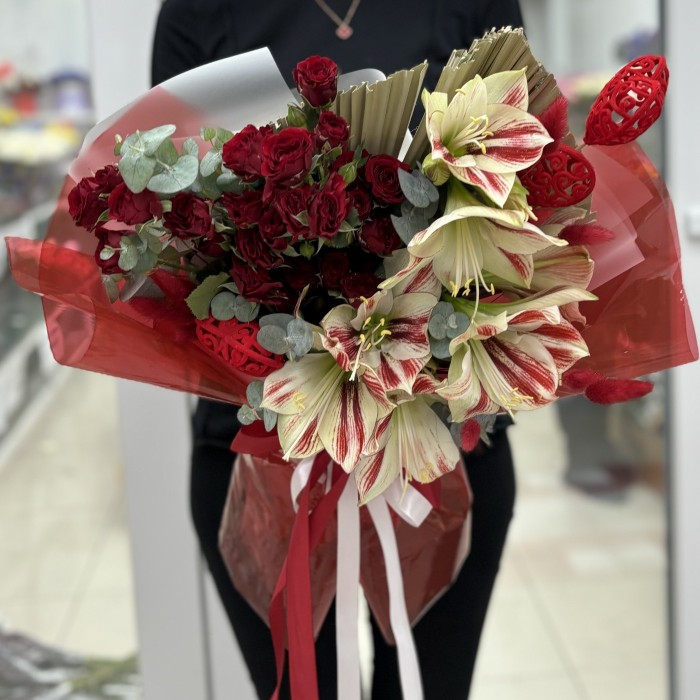 Букет из красных роз Вельвет Блоссом с амариллисом