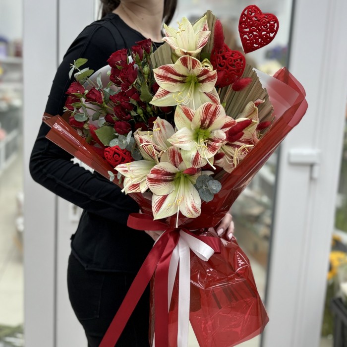 Букет из красных роз Вельвет Блоссом с амариллисом