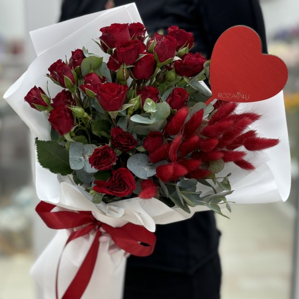 Букет из красных роз Вельвет Блоссом с лагурусом