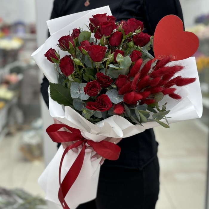 Букет из красных роз Вельвет Блоссом с лагурусом