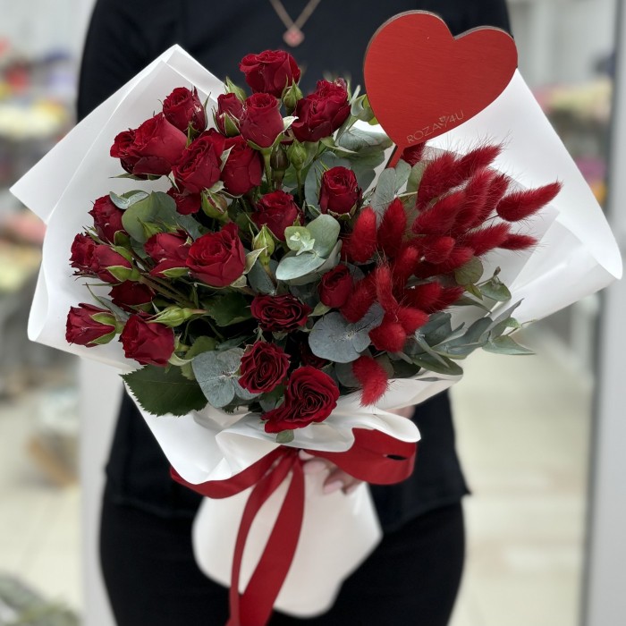Букет из красных роз Вельвет Блоссом с лагурусом