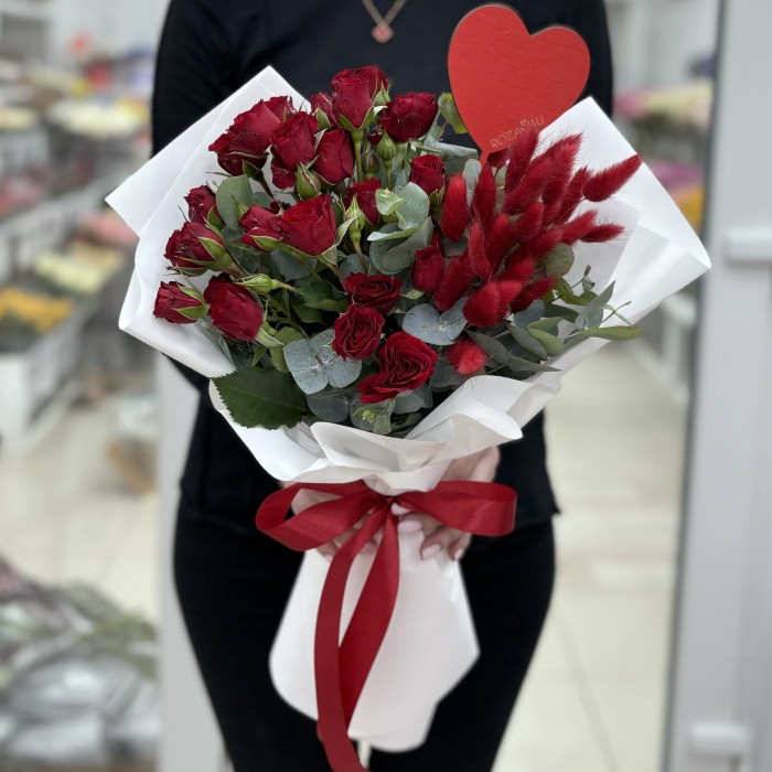 Букет из красных роз Вельвет Блоссом с лагурусом
