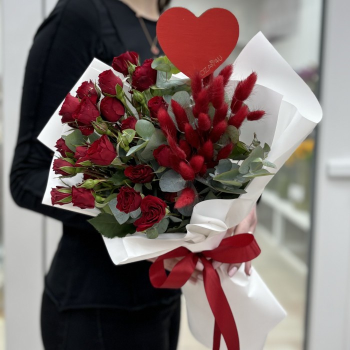 Букет из красных роз Вельвет Блоссом с лагурусом
