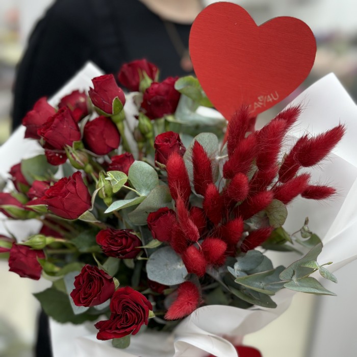 Букет из красных роз Вельвет Блоссом с лагурусом