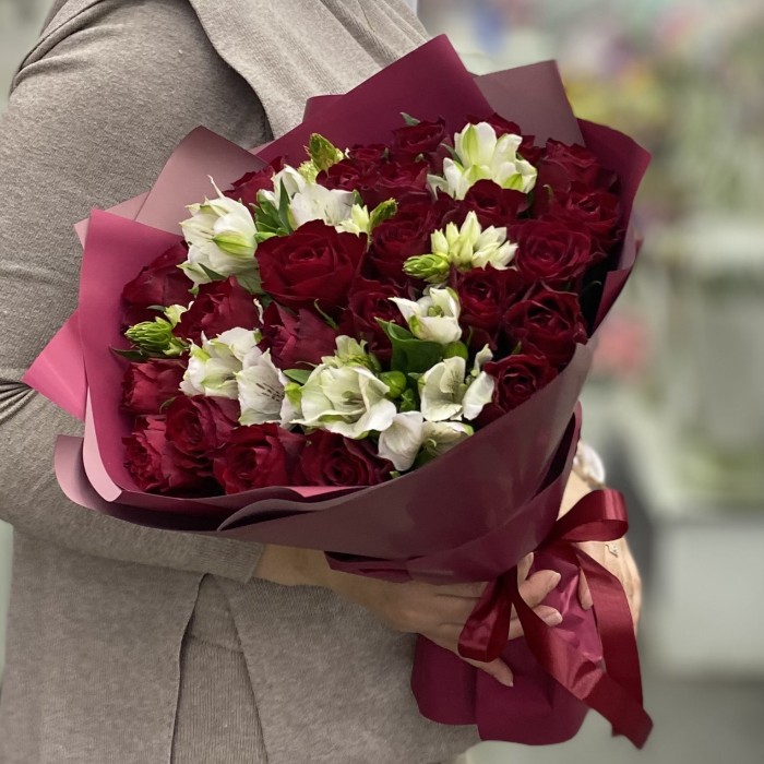 Букет из красных роз и альстромерии