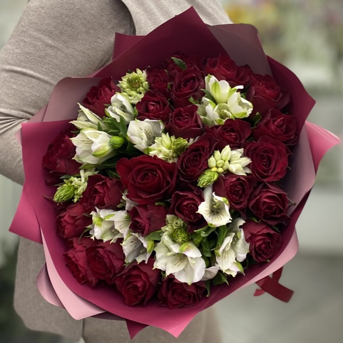 Букет из красных роз и альстромерии