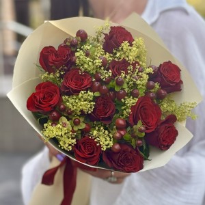 Букет из красных роз и гиперикума