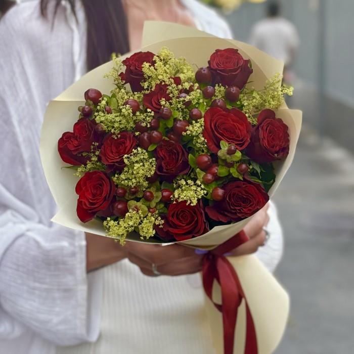 Букет из красных роз и гиперикума