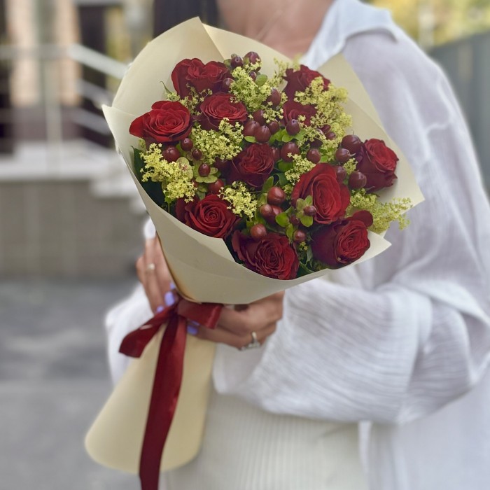 Букет из красных роз и гиперикума